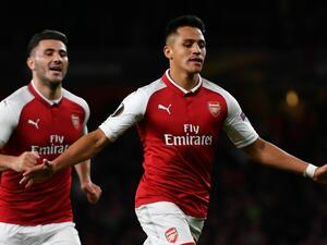 سانشيز يحتفل بهدفه