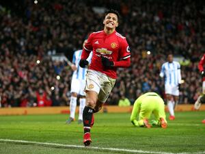 سانشيز يحتفل بهدفه