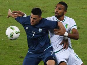 Argentina player Cristian Pavon (L) vies for the ball with Algeria player Houari Ferhani during the Rio 2016 Olympic Games men's First Round Group D football match, at the Olympic Stadium in Rio de Janeiro on August 7, 2016.
VANDERLEI ALMEIDA / AFP