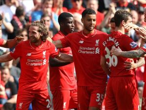 لاعبو ليفربول يحتفلون بهدف آلين (الثاني من اليسار)