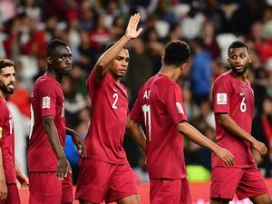 المعز علي (وسط) يحتفل بهدفه مع زملائه