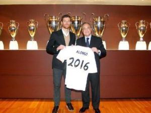 فلورينتينو بيريز رئيس ريال مدريد وتشابي ألونسو بعد التجديد