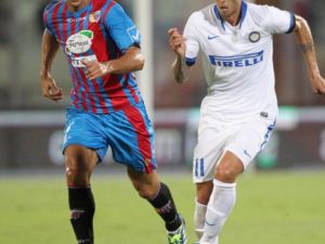 ريكي آلفاريز (يمين) يحاول تجاوز تاكتسيديس