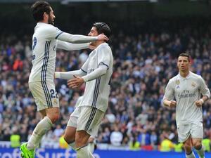 إيسكو (يسار) يهنىء موراتا (وسط) بهدفه