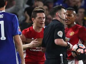 لاعبو يونايتد يعترضون على قرار طرد هيريرا (وسط)