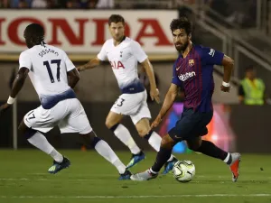 غوميش (يمين) خلال مباراة برشلونة وتوتنهام