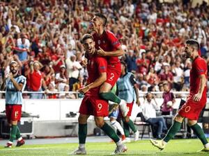 سيلفا الذي فشل في إثبات نفسه مع ميلان يحتفل بهدفه مع زميله جواو كانسيلو