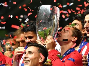 غريزمان يقبل كأس السوبر الأوروبي
