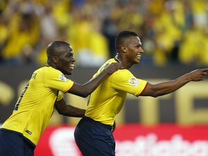 أنتونيو فالنسيا (يمين)