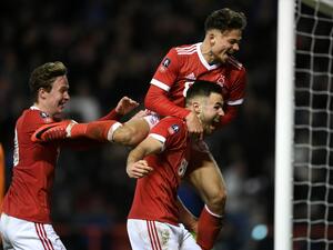 لاعبو نوتنغهام يحتفلون بالهدف الثالث