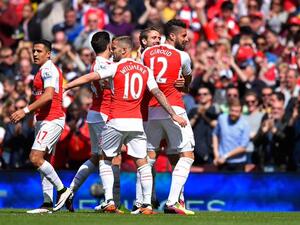 لاعبو آرسنال يحتفلون بهدف جيرو الأول (يمين)