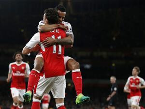 والكوت وأوزيل يحتفلان خلال المباراة