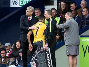 سانشيز (وسط) يغادر المباراة بداعي الإصابة