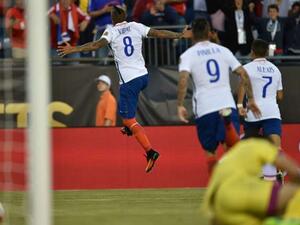 فيدال (يسار) يقود تشيلي للفوز