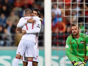 آسباس وموراتا يحتفلان بأحد الأهداف