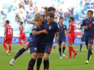 لاعبو تايلاند يحتفلون بالهدف