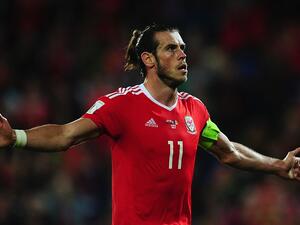 صورة أرشيفية لبايل مع منتخب ويلز يظهر فيها وهو يرتدي شارة القيادة