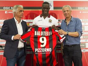 بالوتيلي خلال تقديمه الرسمي مع نيس