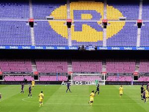 مدرجات خاوية في ملعب كامب ناو خلال مباراة برشلونة ولاس بالماس