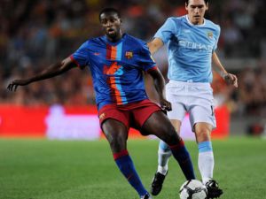 من مواجهة كأس جوان غامبارت بين الفريقين قبل عدة أعوام حينما كان غاريث باري (يمين) في سيتي وتوريه (يسار) في برشلونة