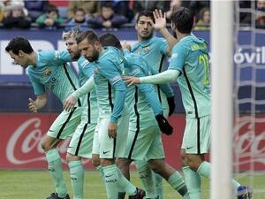 لاعبو برشلونة يحتفلون بأحد الأهداف