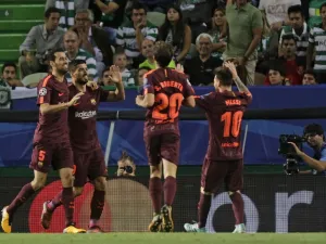 لاعبو برشلونة يحتفلون بهدف الفوز على سبورتينغ لشبونة