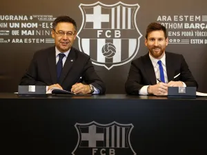 ميسي وجوسيب ماريا بارتوميو رئيس برشلونة 