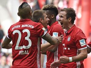 لاعبو بايرن يحتفلون بهدف لغوتزه الذي يبدو في طريقه للرحيل عن الفريق هذا الصيف