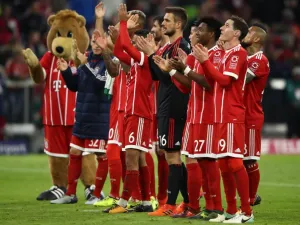 لاعبو بايرن يحييون جماهير ملعب آليانز آرينا بعد الفوز المهم على لايبتزيغ