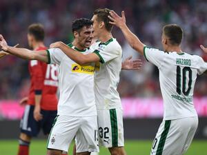 ستيندل (يسار) يتلقى التهنئة بهدفه