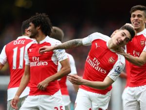 لاعبو آرسنال يحتفلون بهدف بيليرين (وسط)
