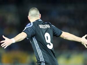 Real Madrid's French forward Karim Benzema celebrates after scoring a goal during the Club World Cup semi-final football match between Club America of Mexico and Real Madrid of Spain at Yokohama International stadium in Yokohama on December 15, 2016.
Behrouz MEHRI / AFP