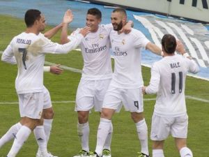 لاعبو ريال مدريد يحتفلون بهدف رونالدو (وسط)