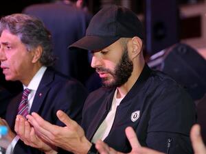 Benzema during iftar (Photo: Anadolu Agency)
