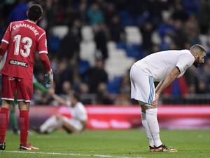 بنزيمة (يمين) يتحسر على الخسارة