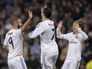 لوكا مودريتش (يمين) وكريستيانو رونالدو (وسط) يهنئان بنزيمة بهدفه