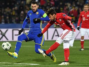 لم يكن هدف بيرنات (يمين) كافياً لإنقاذ بايرن من الخسارة