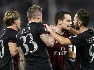 لاعبو ميلان يحتفلون بهدف بونافينتورا (الثاني من اليمين)