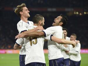 لاعبو إيطاليا يحتفلون بهدف بونوتشي