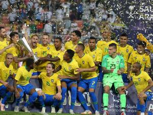 Brazilian players celebrate after winning the international friendly match Brazil vs Argentina at the King Abdullah Sport City Stadium in Jeddah on October 16, 2018.
AFP
STR / AFP