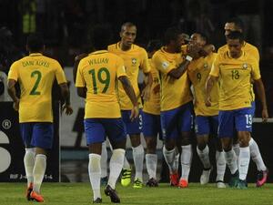 لاعبو البرازيل يحتفلون بهدف جيسوس (الثالث من اليمين)