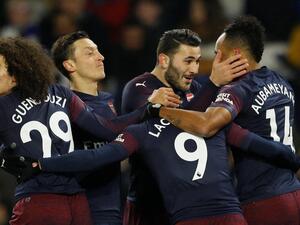 فرحة لاعبي آرسنال بهدف أوباميانغ (يمين) لم تكتمل