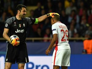 بوفون يواسي مبابي بعد إحدى الفرص