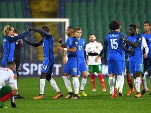 لاعبو فرنسا يحتفلون بعد المباراة بالفوز الثمين