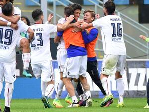 لاعبو كالياري يحتفلون خلال المباراة