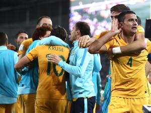 كاهيل يحتفل بقيادة بلاده للمواجهة الفاصلة