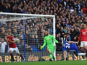 كاهيل (يمين) يسجل هدف تشلسي الثاني