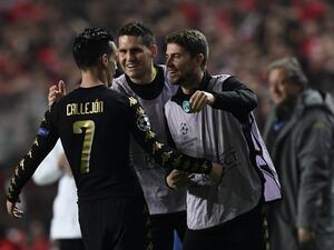 كاييخون (يسار) يحتفل بهدفه