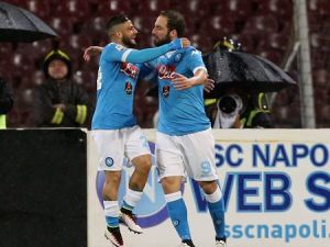 هيغواين (يمين) يقود نابولي للفوز