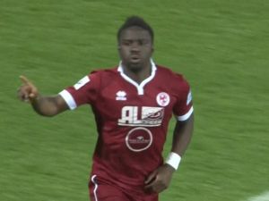 كامارا يحتفل بهدفه